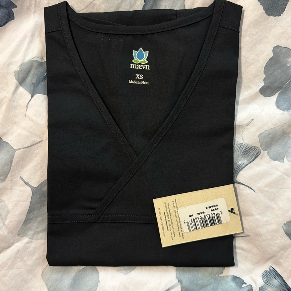 Maevn Blk XS Scrub Top NWT